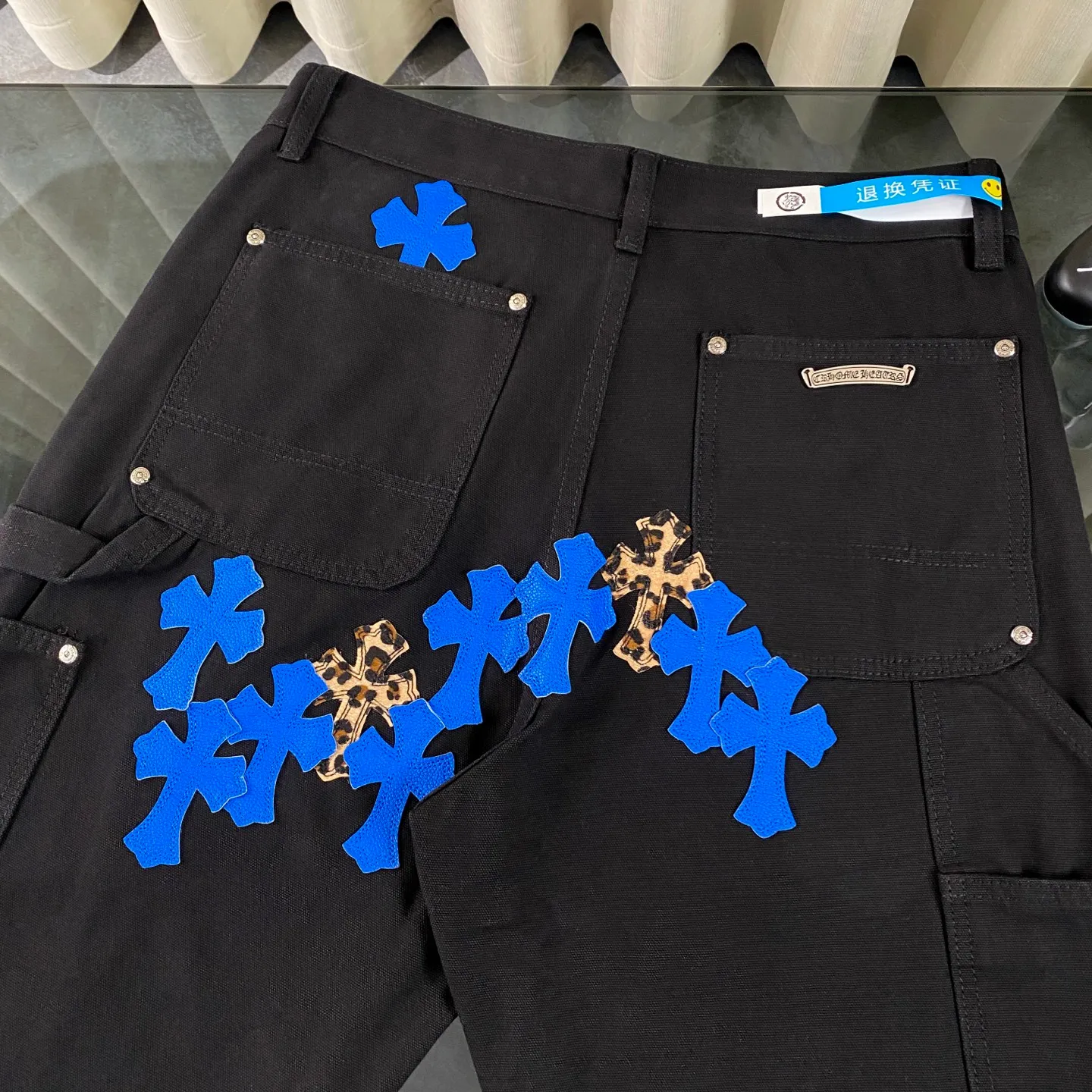 P270 CH Chromehearts family and friends limited edition leopard print blue cross patchwork leather black work jeans logging pants. The counter price is 34W level, patchwork cross pattern embellishment, washed jeans! ! An absolutely high-end luxury product, a 1.9W-level god-level single product, a super popular product, made by top heavy industry, a magic weapon that cannot be missed! [About Zangyin] This is an extremely luxurious fashion brand that can also be called the aristocracy of the high street. It has always been an exclusive brand for some hipsters or rich second generations. Compared with ordinary high streets, it is more luxurious and noble. Compared with luxury brands, it is more fashionable and individual. It has always been a brand that I have a special liking for. [Top heavy industry fashion design] Consistently high-street luxury style. Speaking of this style, the Zangyin family and GU family are definitely the leading representative brands. Especially the Zangyin family has really achieved a state-of-the-art effect in creating high-street style. The unique washed material is used to create this style. The color system is already quite eye-catching. After it is decorated with patchwork cross flowers, it cleverly highlights the charm of the brand. Secondly, this style uses classic The high-waist cutting design highlights the long legs and fashionable temperament of the upper body. The brand is highly recognizable and the slim fit configuration is more suitable for daily wear. It is a product that interprets personality, fashion, and specifications at a glance. This single product is enough to make any fan excited. It can be a white T-shirt for a youthful college style, or a tight suspender for a royal style. It has strong matching ability and can be easily controlled by men.  [Materials and craftsmanship] Needless to say, this point goes without saying. As an excellent craftsman brand, Zangyin’s requirements for details and craftsmanship are really perfect. The washed color of this model has gone through so many processes, not to mention the embellishment of denim appliques. It is also purely hand-made and sewn. Just like what they believe in, only hand-made things have soul and have the meaning of wear. A top-notch heavy-duty fashionable denim item, I look forward to your perfect interpretation! !  Color: Black Size: 28-36